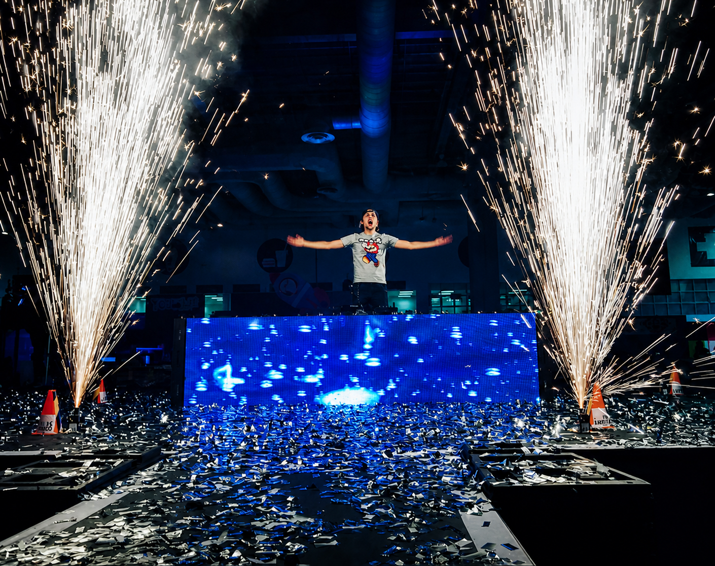 Dalas Review (Daniel José Santomé Lemus), live DJ performance with stage effects